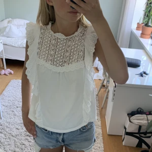 Söt blus - Säljer denna super söta blus från Mango storlek S! Hör av dej vid frågor eller funderingar❤️Frakten ingår ej 