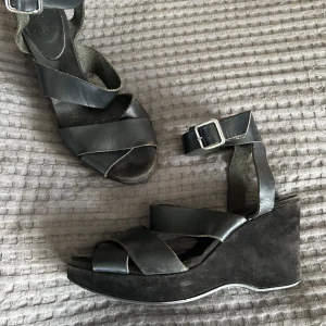 Kilklack fr Filippa K - Säljer en svart kilklacksko från Filippa K. Svart mocka och skinn. Stl 40
