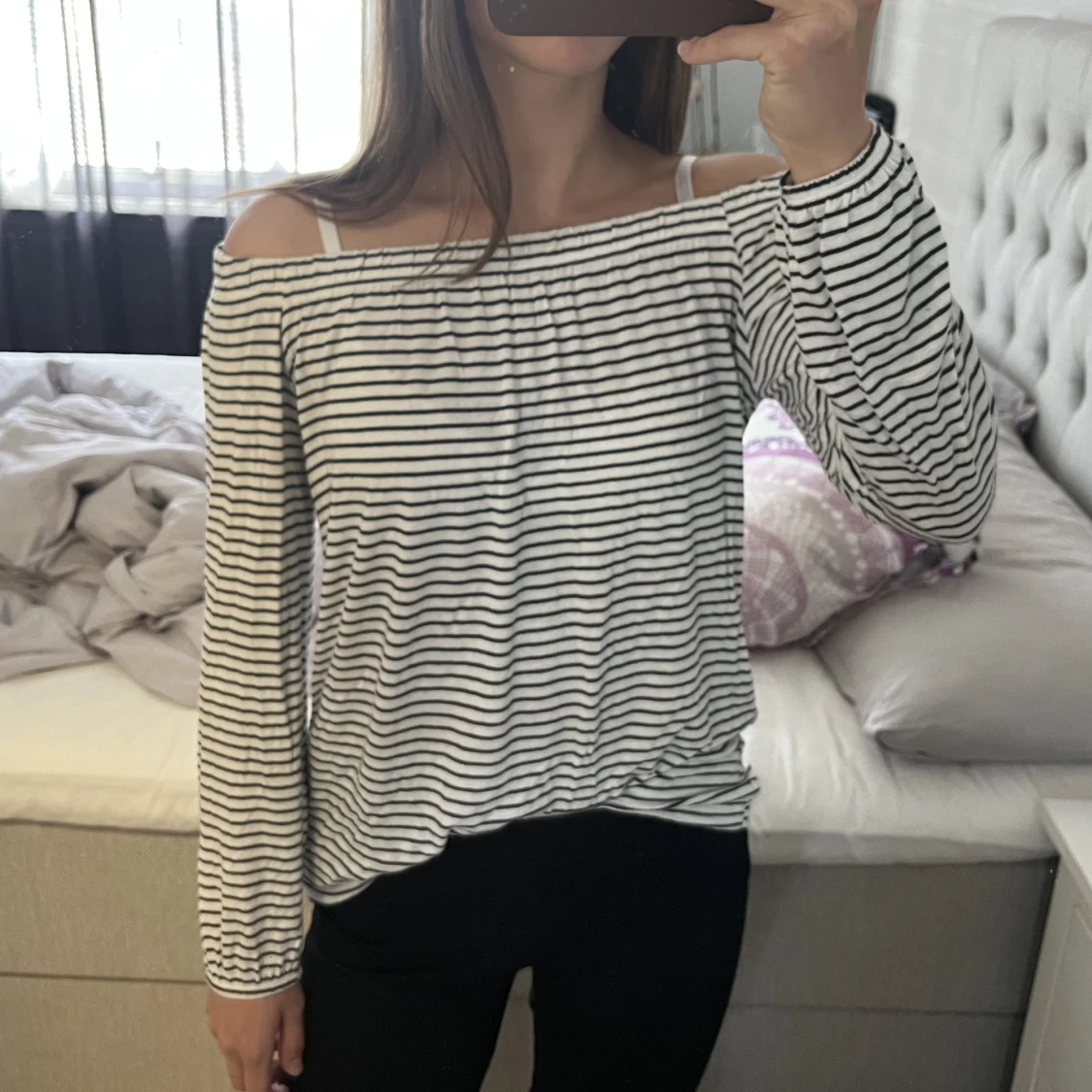 Randig off-shoulder tröja