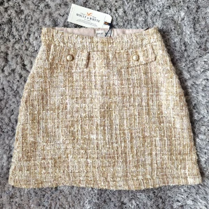 Kjol Holly and white - Såå fin kjol från Holly and white, oanvänd med prislapp kvar. Ordinare pris 349 kr. Säljer den för 80 kr. Kika gärna in mina andra plagg jag säljer, 3 FÖR TVÅ PÅ ALLT och fri frakt vid köp av minst 250 kr, kontakta mig då!🦋