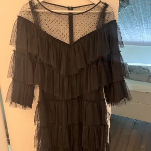 Joelle volangklänning - superfin joelle klänning som är använd en gång! M men passar S också💘 skriv för fler bilder! Nypris 1000. Mitt pris kan även diskuteras!!!