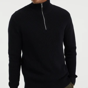 Half zip  - Säljer denna half zip från Zalando den är helt slutsåld på deras sida. Den är tjock i materialet och storlek medium. Den är som helt ny använd en gång.