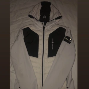 Sail Racing HYBRID PATROL - Dunjacka - Sail Racing HYBRID PATROL - Dunjacka herr Storlek: Passar både S och M. Jackan är i jättefint skick då den endast använts vid 2/3 tillfällen.  nypris: 3500kr 
