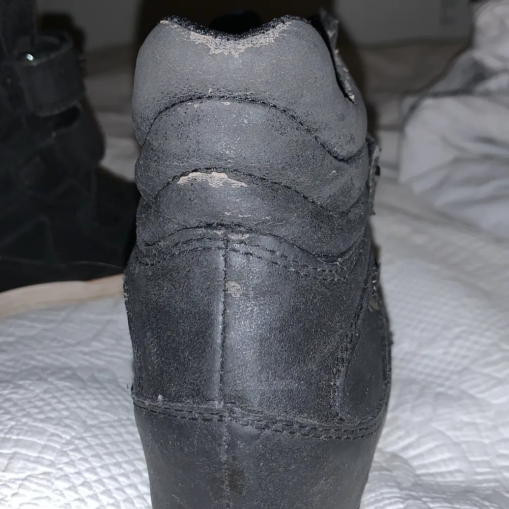 Ass balla skor som liknar isabell marant skor, dom är köpta secondhand så därför är dem lite nötta på vissa ställen, dom är normala i storleken💗. Skor.