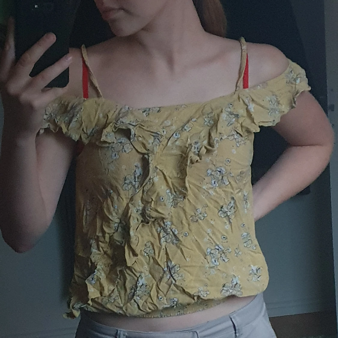 Gul tröja med volanger