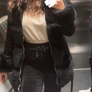 Svart Chelsea vinterjacka - En svart vinterjacka från Chelsea i storlek S. Jackan har använts en vinter och är nu redo för salu. För mer frågor kontakta mig privat. 