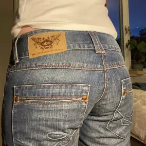 Säljer dessa snygga lågmidjade jeans pga att dem är lite för små i midjan :(  Är 162cm lång och de passar perfekt i längden! (Har högklackat på bilden)