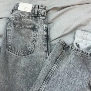 Gråa utsvängda jeans som har blivit försmå. Från bershka i storlek 34. (Köparen står för frakten)💗❤️