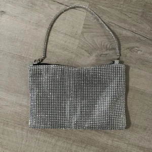 Glittrig väska  - Säljer denna glittriga väska, aldrig använd. 