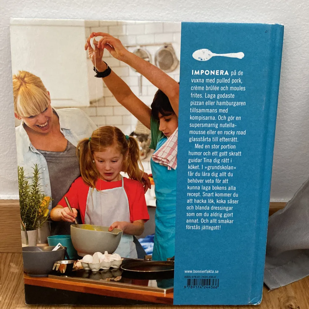 Det är en bok för unga kockar det står allt möjligt. Recept på frukost, lunch, mellanmål och middag. Den här boken lärde mig att laga massa goda saker.  . Övrigt.