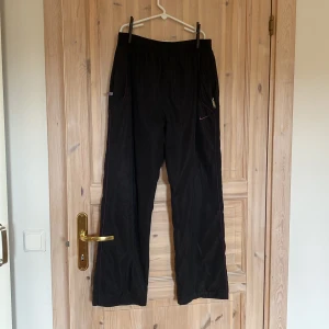 Nike tracksuit pants - Super coola Nike tracksuit pants men lila detaljer!💜