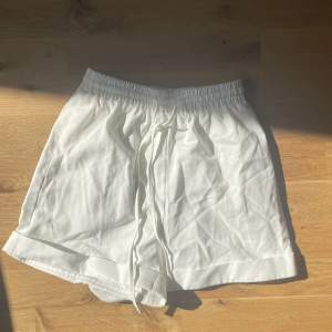 Högmidjade linneshorts från NA-KD. Helt oanvända i perfekt skick. Storlek S/M