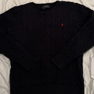 Kabelstickad ralph lauren tröja - Säljes då den inte kommer till användning/för liten. Köpt förra året på Care of Carl nypris cirka 1300.  Den är som ny skick 10/10 