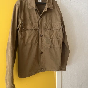 CP Company overshirt - 2 månader gammal köptes på NK Herrtremd i Stockholm för 4200. I perfekt skick. Storlek L men är väldigt liten i storleken så passar utmärkt för M också. Säljer den för 1200