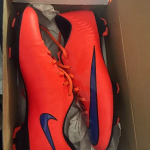 Red Nike mercurial 2015 - Hjälper min kille att sälja sina fotbollsskor då dom är förstora och inte kommer till användning! Skorna är använda Max 2 gånger! Storlek 45! (Villig att diskutera pris) 