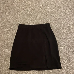 Kjol - En svart pennkjol från even&odd i storlek s. Säljer då den är för liten för mig