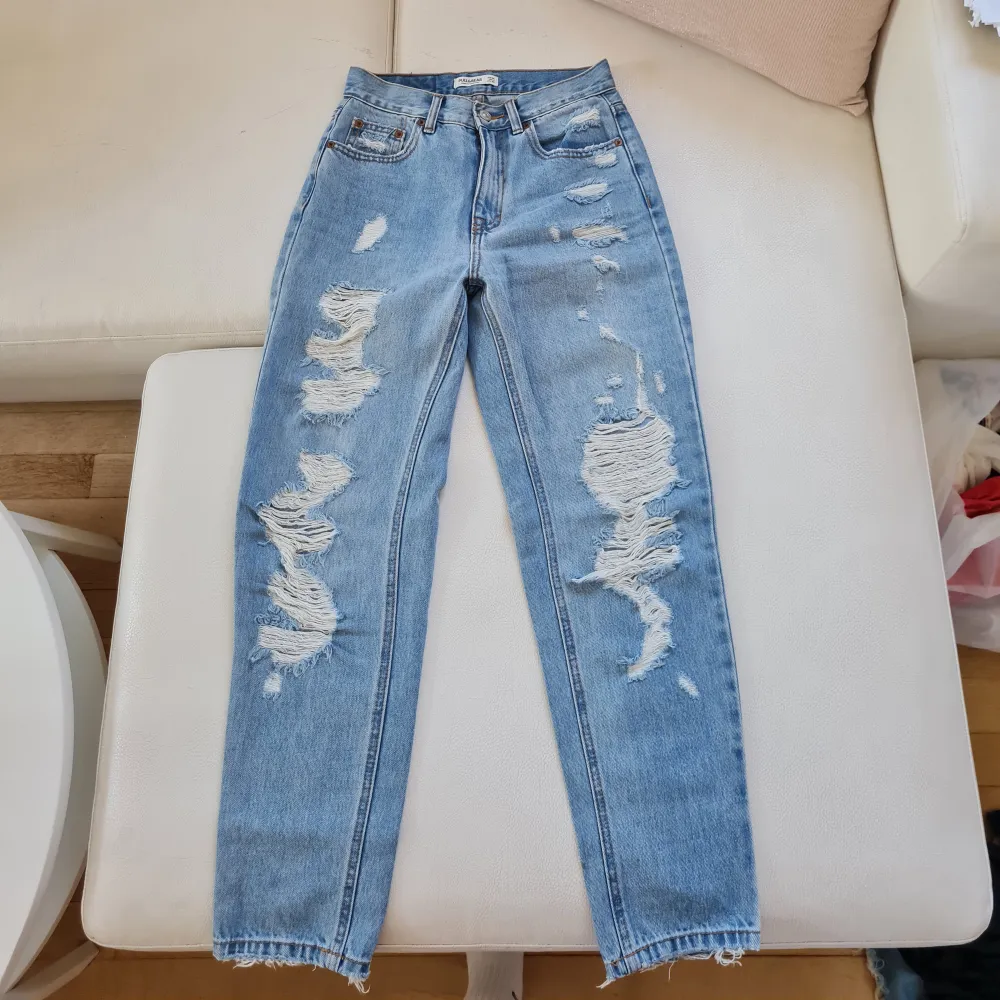 Supersnygga high waist jeans från Pull&Bear i stl 34, som tyvärr blivit för små till mig💓 I jättebra skick precis som nya! Jag är 158 cm och de slutar precis innan mina fötter.. Jeans & Byxor.