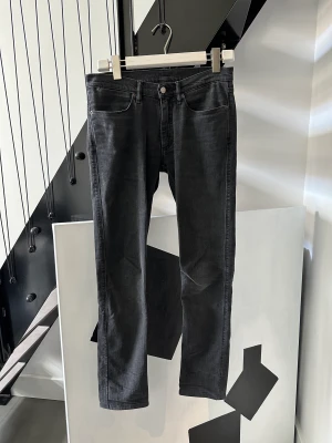 Acne Studios Jeans Max Used Black - Acne Jeans i färgen Used Black i serien Max, alltså slim fit. Storlek 29/32 som är nedkortade så dem är perfekt längd för dig som är under 180cm lång. Oanvända. Nypris: 2000:-