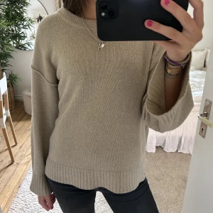 Kashmirtröja Arcane attire - Intressekoll! Fin kashmirtröja från Arcane Attire! Storlek S/M, se sista bild för de lite bredare ärmarna. 100% Kashmir!