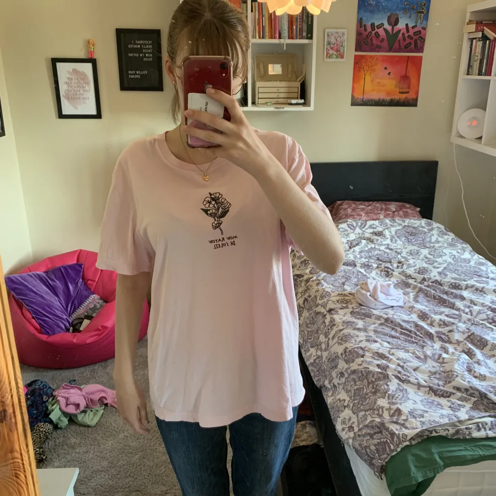 Oversized T-shirt som är rosa med en broderad blomma på framsidan och ett gulligt bildtryck på andra sidan. Köpt på H&M. Tryck gärna på köp nu :). T-shirts.