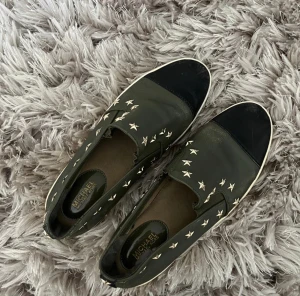 skor - säljer dessa superfina skor som jag köpte här på plick då dom tyvärr va lite stora för mig. (lånade bilder)