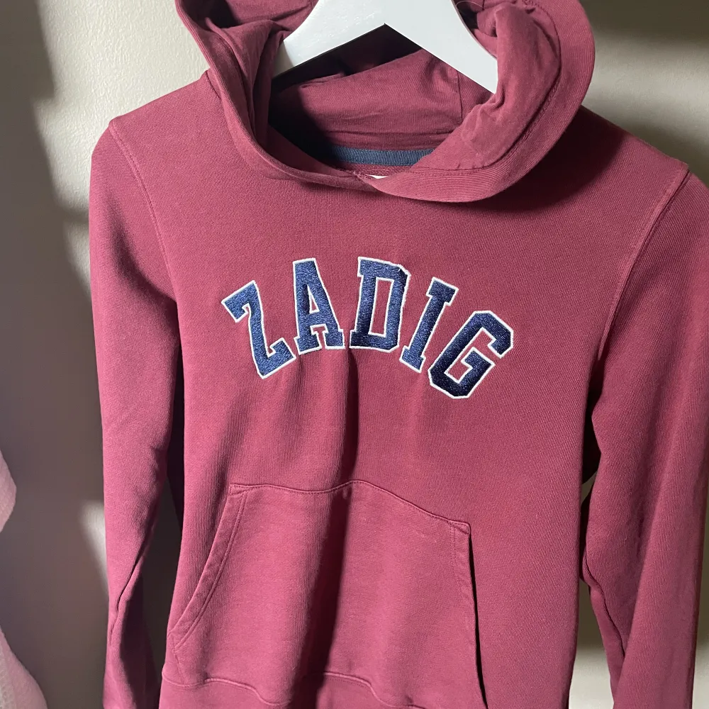 Säljer denna as coola Zadig hoodien. Storlek S. Original pris 1300kr, säljer för 600kr❤️pris går att diskutera❤️. Hoodies.