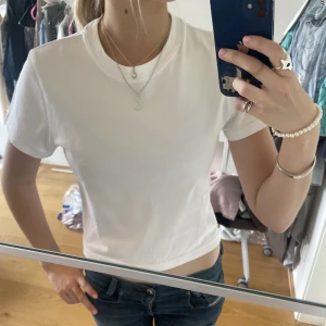 Other stories tshirt - Croppad t-shirt från & Other Stories ❤️ Nypris 300kr, storlek S 