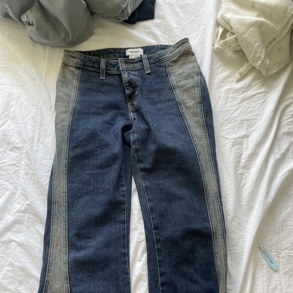 Säljer dessa jättepopulära weekday ”Utopia” jeans som är HELT oanvända. Nypris ca 650kr❤️ De är i storlek 25x32 Men hade passat någon med 34 i längd. . Jeans & Byxor.