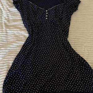 mörkblå mönstrad klänning från brandy melville