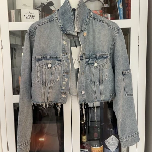 OANVÄND jeansjacka från ZARA - Prislapp kvar! Helt oanvänd jacka från zara😊 köpt för 400kr storlek XS 