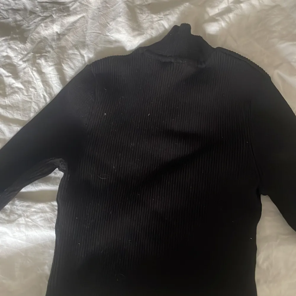 Det är en svart tröja med rivaat tyg använda 1 / 2 gånger säljer för att det inte är min stil längre . Toppar.
