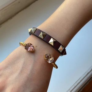 Caroline svedbom - Säljer mitt jätte fina Caroline svedbom armband i rosa stenar och guld❤️💕 pris kan diskuteras 