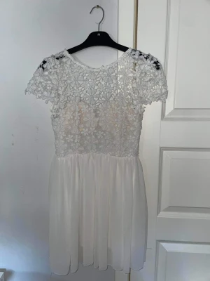 Sommarklänning - Söt klänning inför sommaren, skolavslutningen, studenten etc. Den är kortare i modellen och har inlägg vid bysten så att man inte nödvändigtvis behöver ha bh.  Endast använd en gång så den är i stort sett i nyskick. 