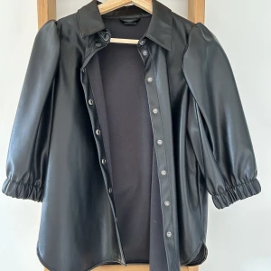 Skjorta  - Skjorta i fake skinn från Gina Tricot. Aldrig använd! 