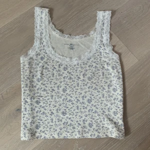 brandy linne - blommigt linne från brandy melville i bra skick som inte kommer till användning 🫶pris kan diskuteras. ”one size” men skulle säga att det passar mellan xxs - m då linnet är väldigt stretchigt