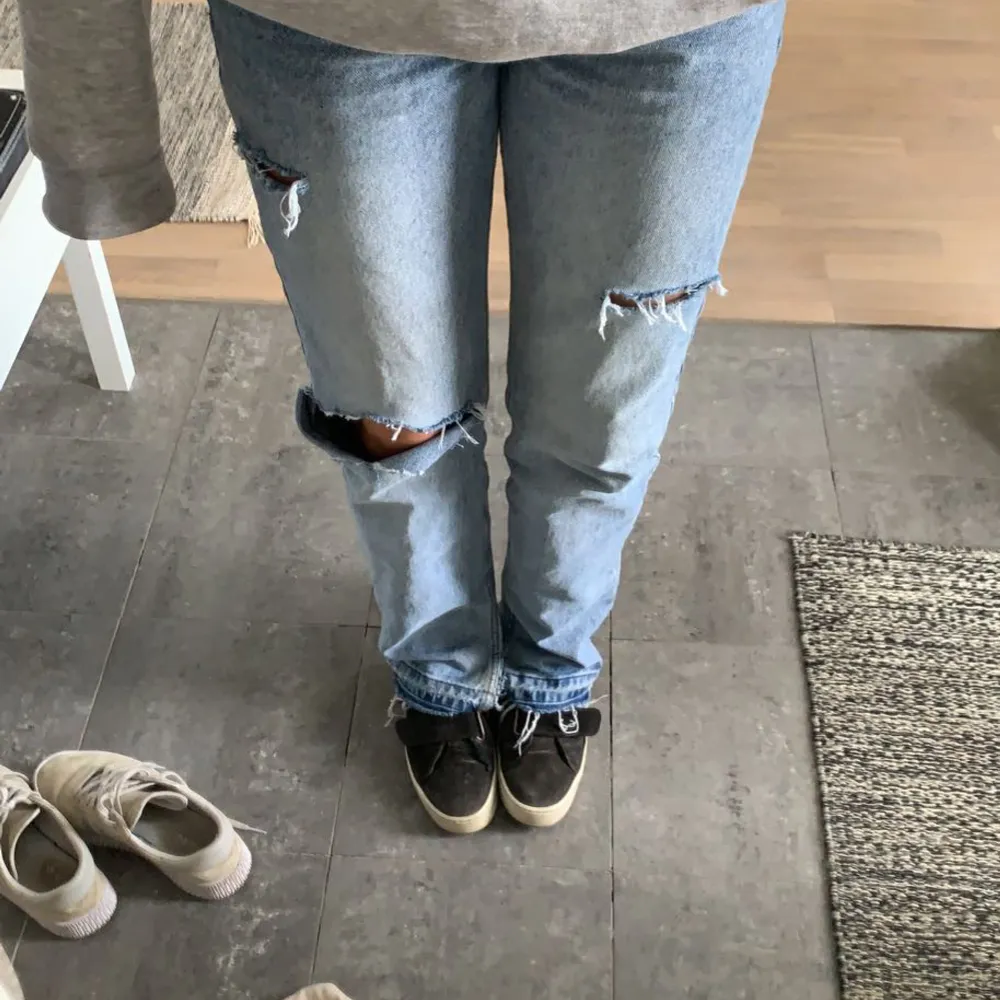 Säljer dessa jätte fina jeans som jag själv har gjort hål på!! Jätte snygga till sommarn om det är lite kallt Har inga bakfickor vilket gör så att de sitter skit snyggt! Passar för mig som brukar ha storlek 38 i jeans. Köptes för 250!!💞💞💞. Jeans & Byxor.