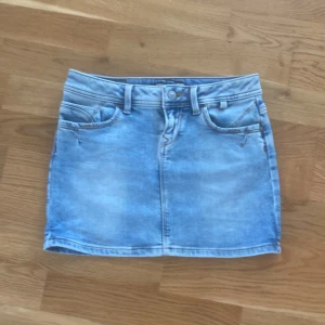 Jeanskjol - Söt lågmidjad jeanskjol i storlek xs/34. Från Ltb.