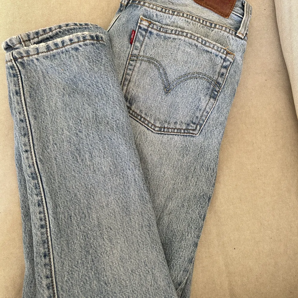 Säljer mina favorit jeans från Levis 501, dem är ripped i sin modell och är i väldigt bra skick. Strl W25 L30🫶🏾🥰 köpta för 1200kr. Jeans & Byxor.