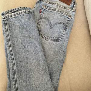 Säljer mina favorit jeans från Levis 501, dem är ripped i sin modell och är i väldigt bra skick. Strl W25 L30🫶🏾🥰 köpta för 1200kr