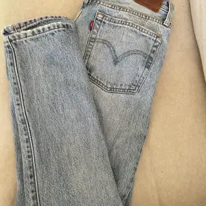 Säljer mina favorit jeans från Levis 501, dem är ripped i sin modell och är i väldigt bra skick. Strl W25 L30🫶🏾🥰 köpta för 1200kr