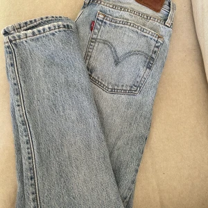 Levis jeans 501  - Säljer mina favorit jeans från Levis 501, dem är ripped i sin modell och är i väldigt bra skick. Strl W25 L30🫶🏾🥰 köpta för 1200kr