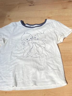 T shirt  - Rensar garderoben, använd 1 gång, jätte fin tröja ifrån brandy malville 