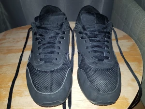 Air Max 1 Essential 'Triple Black' - Air Max 1 Essential 'Triple Black' 🔥 Storlek 45.5 - brukskick men har mycket kvar att ge - Fler bilder eller frågor skriv ett meddelande. Köparen står för frakt, går att hämta på plats. Lycka till!