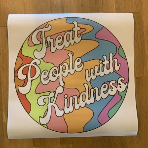 Harry Styles poster - Jättesöt poster med Harry Styles quote Treat People With Kindness💗säljer då jag inte lyssnar på honom längre 🫶 liten missfärgning pga gumminsodd (se bild 2) tryck gärna på köp nu 🙌