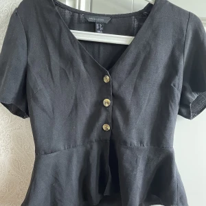 Svart blus storlek 36 - En svart blus i storlek 36  Pris 35