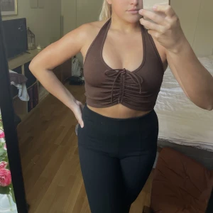 Skimrigt brunt linne  - Supersöt topp med ”glitter”/skimmer i tyget och öppen rygg!  Aldrig kommit till användning då jag har många liknande toppar🤍✨Perfekt inför sommaren för både vardag och fest! 