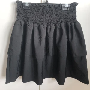 Svart volangkjol - Säljer denna svarta volangkjolen, knappt använd och i mycket fint skick 💕