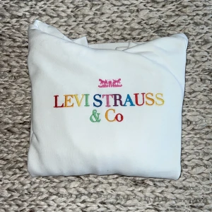 Levis hoodie - Vit hoodie men snyggt tryck från Levi’s. Snörena till luvan saknas, men annars i bra skick. Knappt använd. 