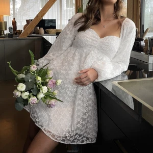 studentklänning - slutsåld klänning från Nakd! jag köpte den på plick, men säljer nu vidare. finns några små defekter!!!!