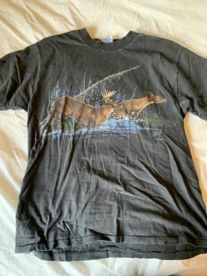 Tröja med tryck - Jätte fin oversized tröja som jag skulle gissa är storlek S men kan funka xs-m beroende på hur ocesized man vill att den ska vara. Den har ett jättesnyggt tryck med rådjur på. Kontakta om du har frågor, pris kan diskuteras och tryck gärna på köp nu!